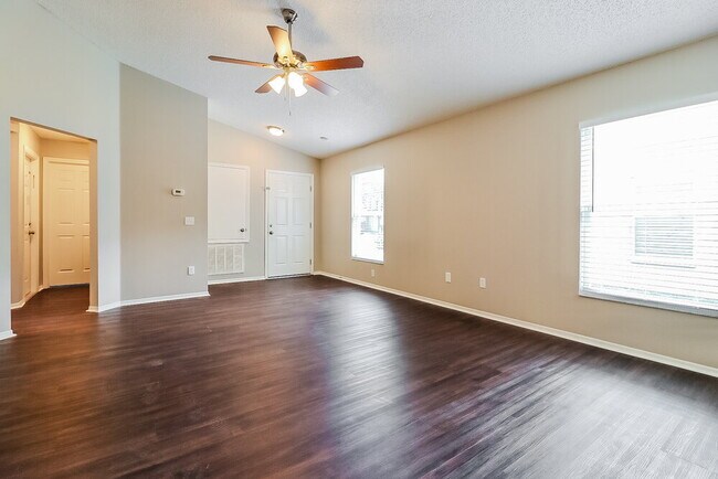 Foto del edificio - 8730 Morrison Oaks Ct