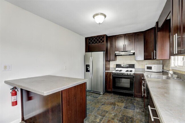 Building Photo - 40 Hauxhurst Ave