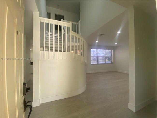 Foto del edificio - 241 E Bayridge Dr