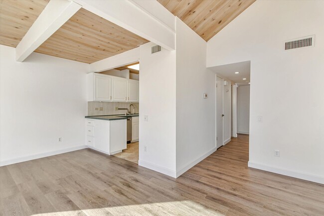 Building Photo - Available Now! Charming Condo in Sunnyvale