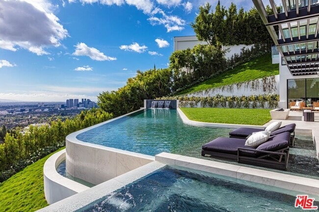 Foto del edificio - 9364 Beverlycrest Dr