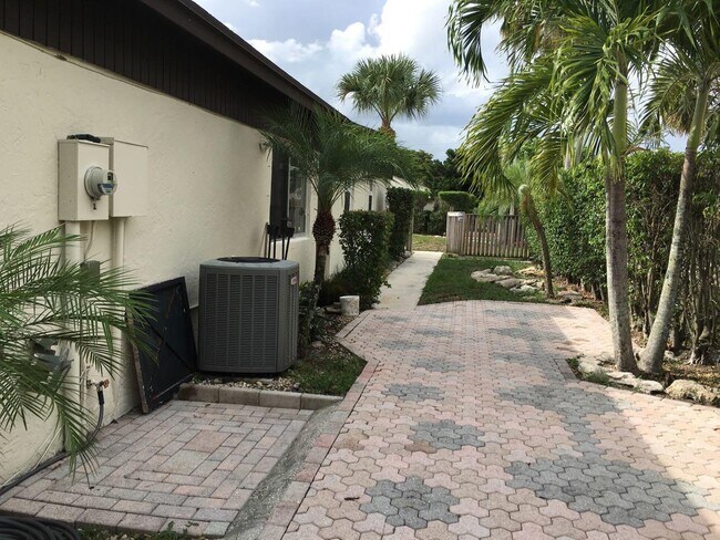 Foto del edificio - 4762 NW 6th Ct