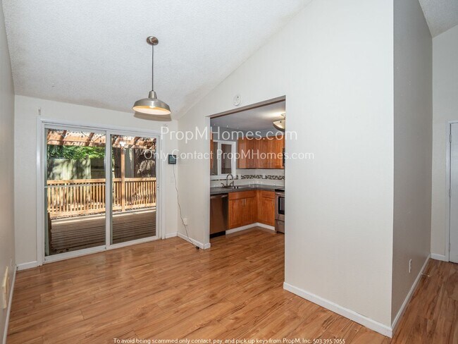 Building Photo - Beautiful Three Bedroom Home w/ Fenced Yar...