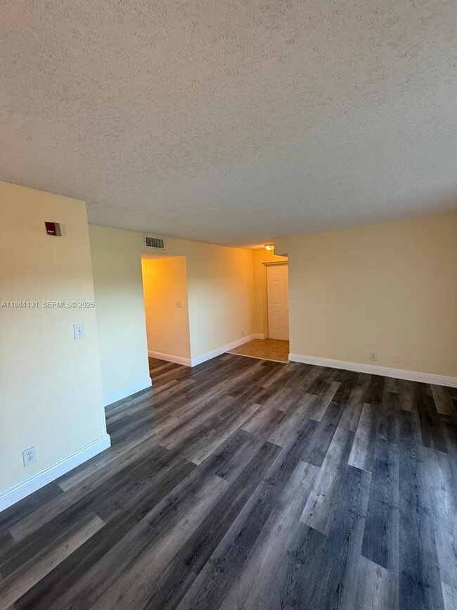 Foto del edificio - 7650 Westwood Dr