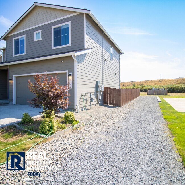 Building Photo - $350 MOVE IN SPECIAL! Beautiful 3 Bedroom ...