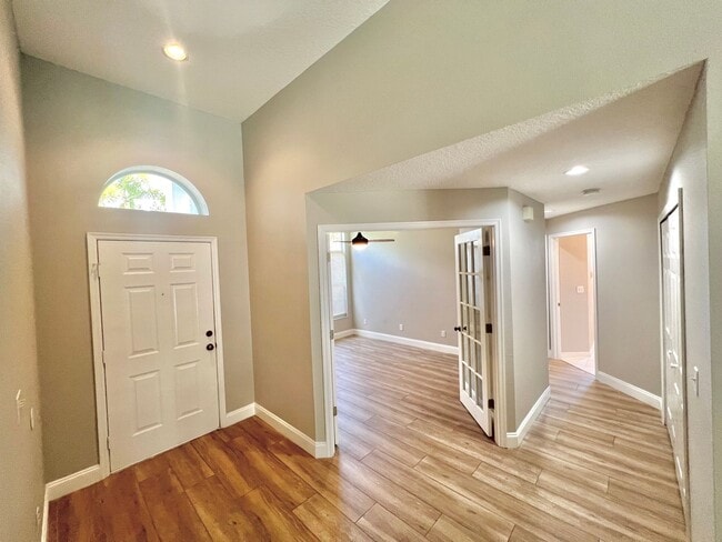 Building Photo - Stunning 3BD/2BTH Pool Home in Tarpon Spri...