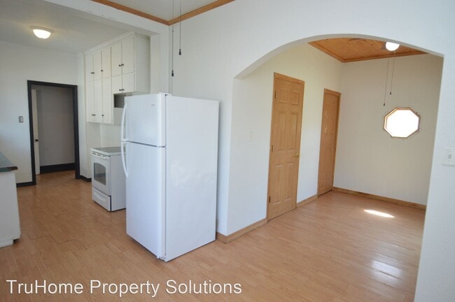 Building Photo - 4 br, 3 bath House - 823 N. 3rd St.
