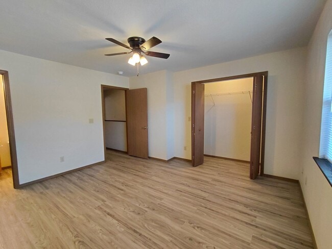 Building Photo - 24910 Scenic Dr