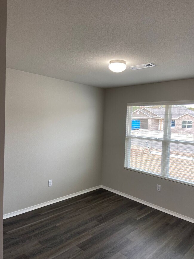 Foto del edificio - *Pre-Leasing* Four Bedroom | Two Bathroom ...