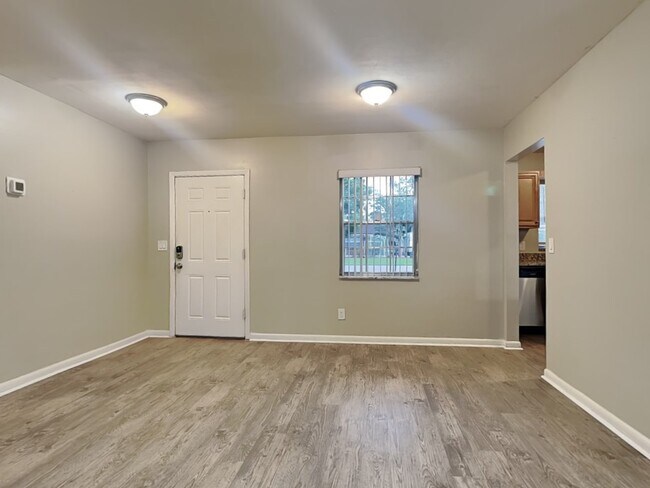 Foto del edificio - 2523 Lake Ellen Ln