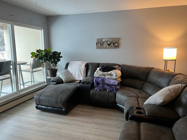 Foto del edificio - 1911 Viking Dr NW