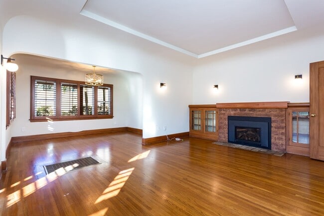 Building Photo - Charming Spanish in Kensington