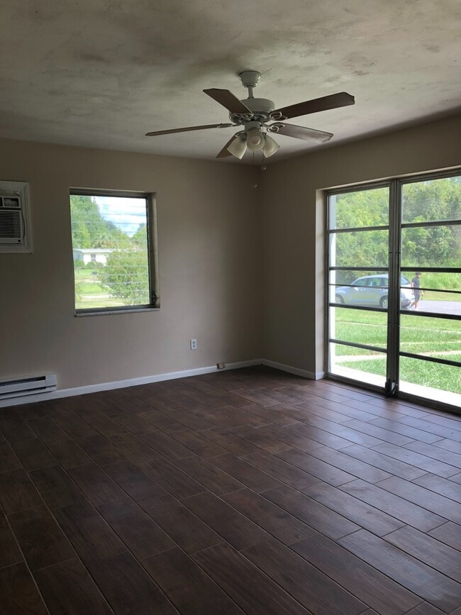 Building Photo - 2 Bed 1 Bath Home | Pet Friendly | Washer ...