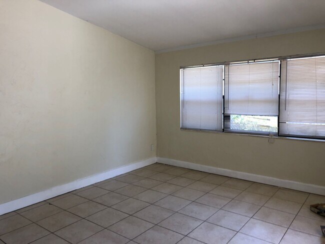 Building Photo - 1859 Lauderdale Manor Dr