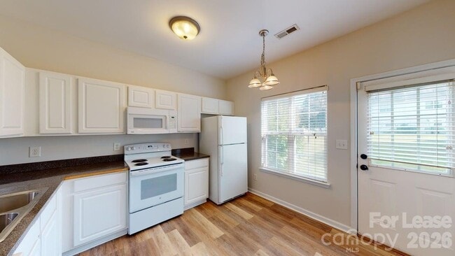 Building Photo - 5545 Seths Dr