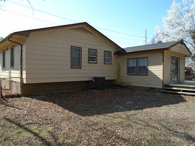 Building Photo - Warrenwood Estates