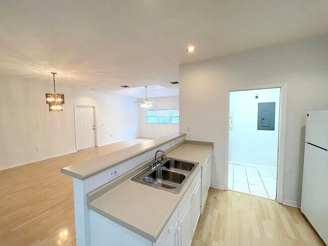 Building Photo - 1867 S Dovetail Dr