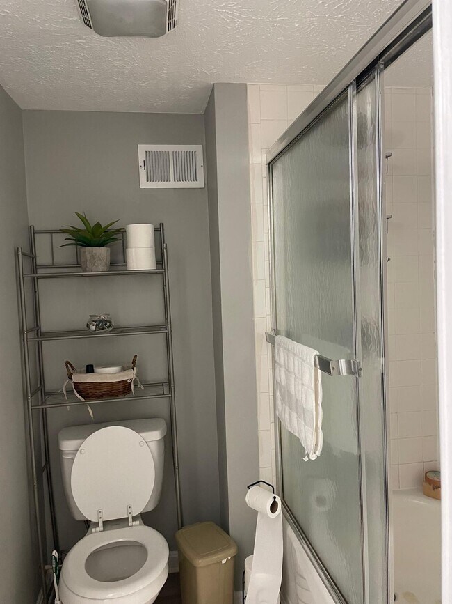 baño - 611 Buckingham Ln