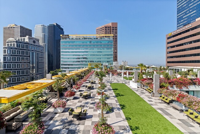 Building Photo - Skylux on Wilshire