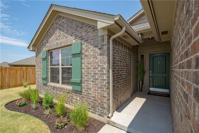 Building Photo - 3 Bed | 2 Bath | 2 Car (Deep) Garage - Val...