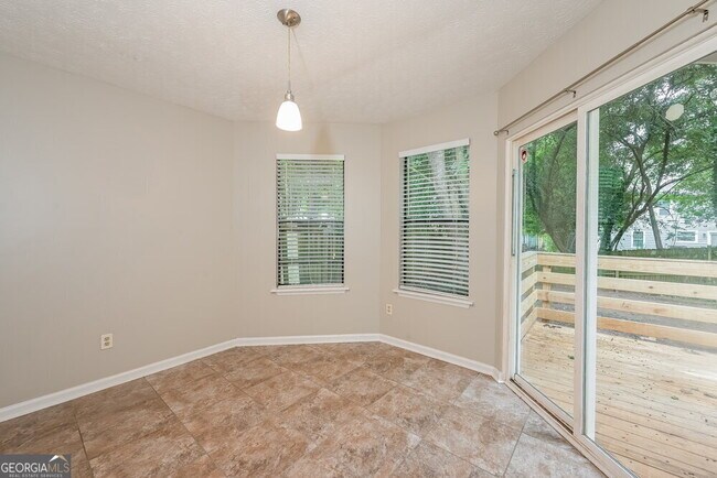 Foto del edificio - 6052 Creekford Dr