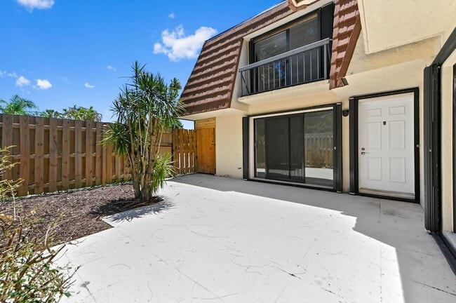 Photo - 825 Center St Townhome