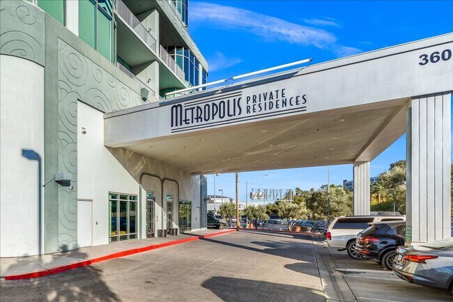 Foto del edificio - Fabulous Highrise Condo with Stripe Views!
