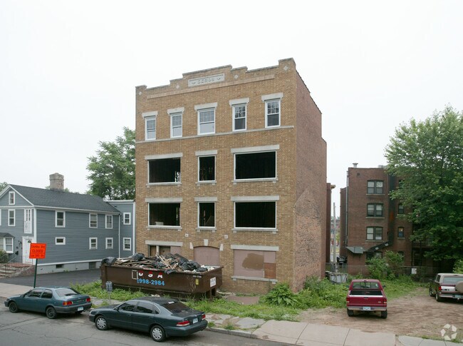 Building Photo - Deroy