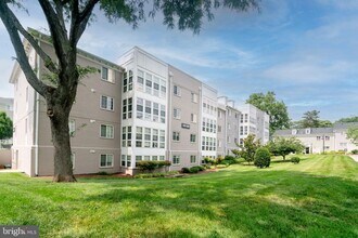 Building Photo - 4083 S Four Mile Run Dr