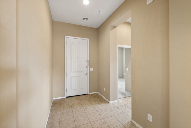 Building Photo - 946 N Diaz St
