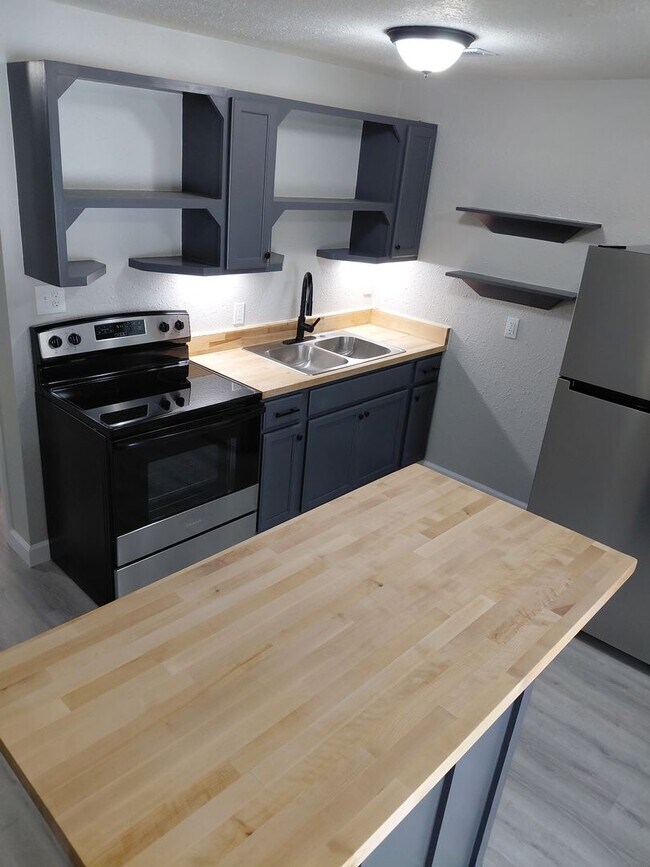 Foto del edificio - FULLY REMODELED 2 Bedroom Apartment with l...