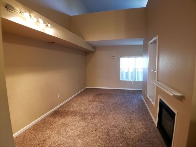 Foto del edificio - Open Condo in Stone Canyon