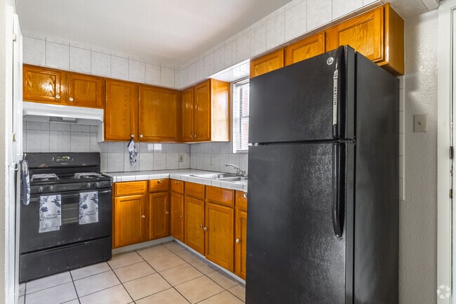 2BR, 1BA - 573SF - Kitchen - Hidden Creek Apartments