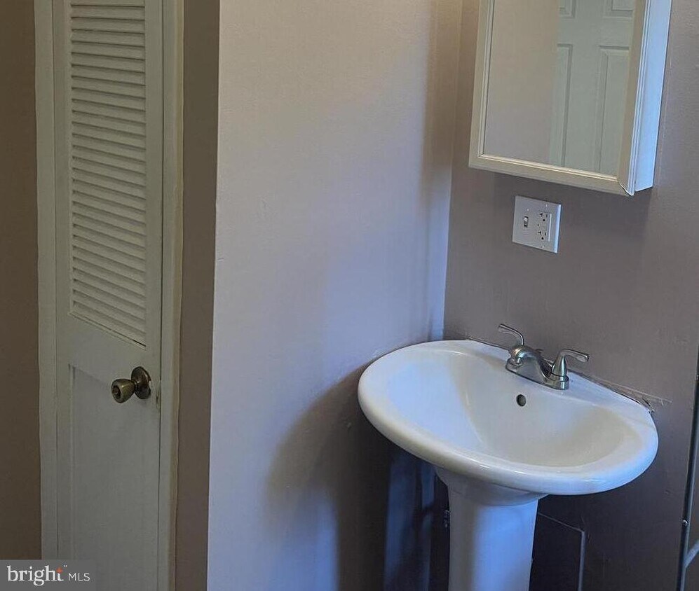 5734 Main St Unit 2ND FLOOR, Hamilton, NJ 08330 Room for Rent in