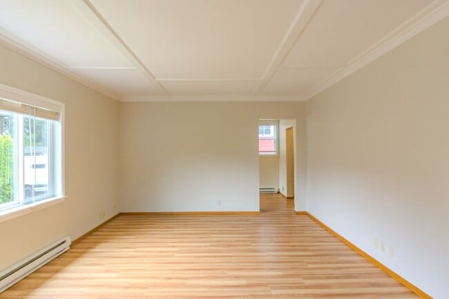 Building Photo - Spacious 1 bedroom Maple Leaf Bungalow w/AC!