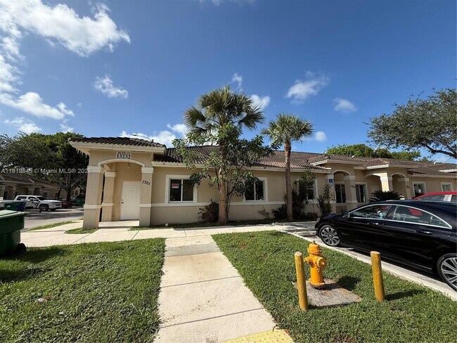 Foto del edificio - 13232 Old Biscayne Dr