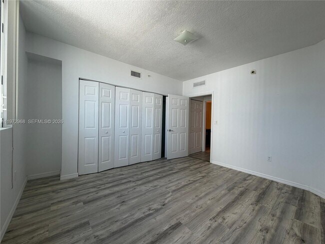 Foto del edificio - 275 NE 18th St