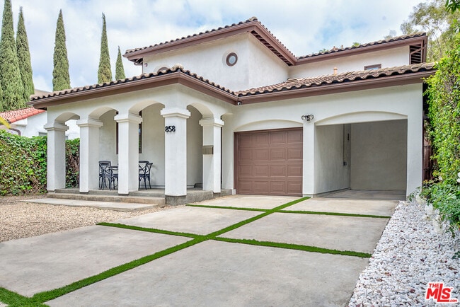 Building Photo - 858 N W Knoll Dr
