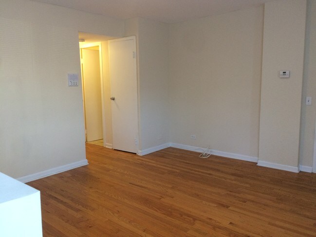 Building Photo - 2118 W Berwyn Ave