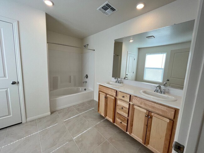 Foto del edificio - BRAND-NEW NEVER LIVED-IN 5 BEDROOM 3 BATHS...