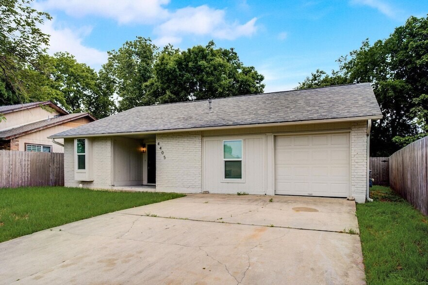 Foto principal - 4405 Button Bend Cir