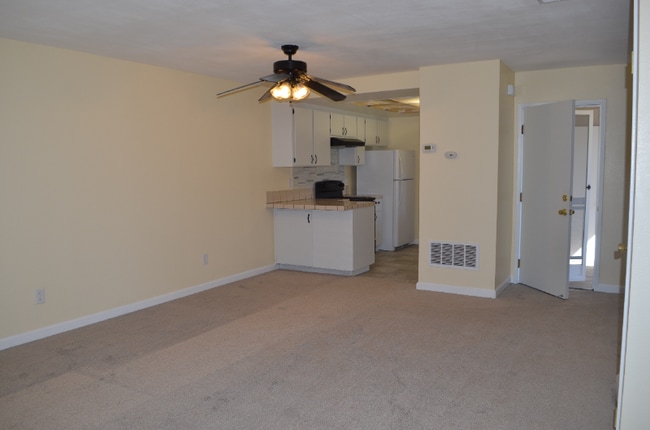 Building Photo - 729 Valley Green Dr