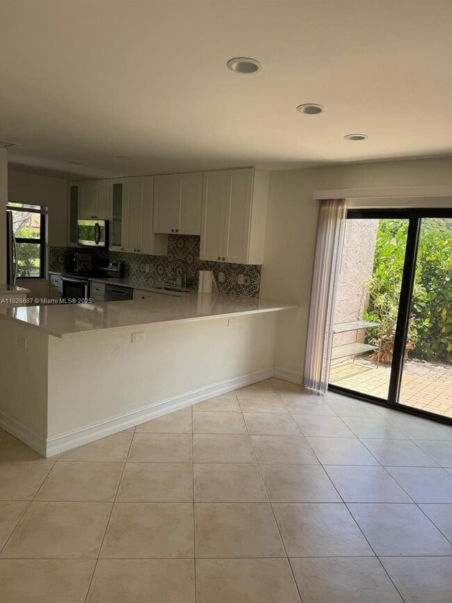Building Photo - 9293 Vista Del Lago