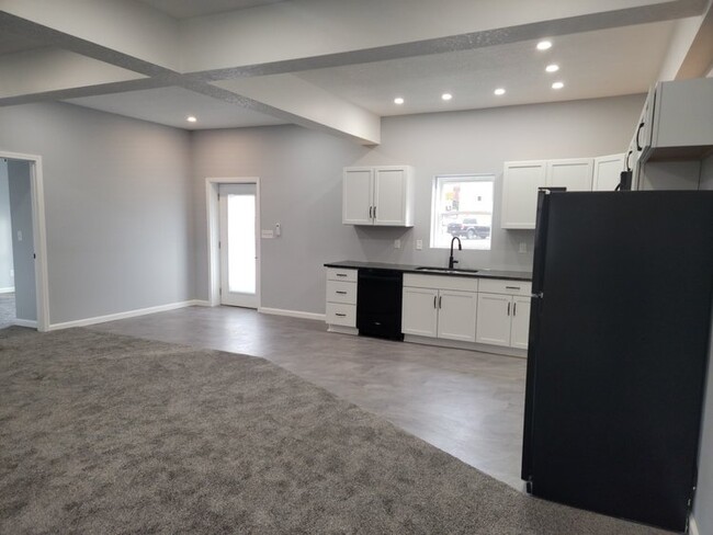 Living Room & Kitchen - 220 W Hardin St