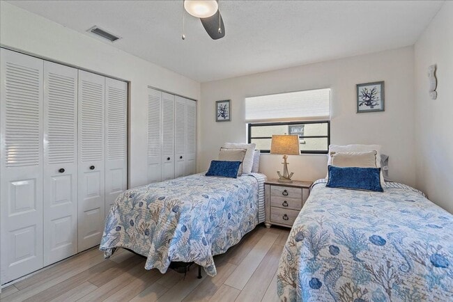 Foto del edificio - 320 Mission Trail N