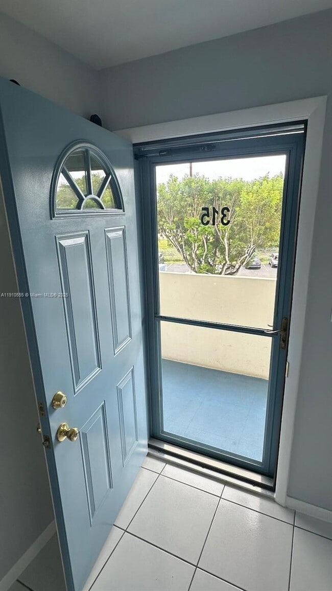 Building Photo - 1701 NE 191st St