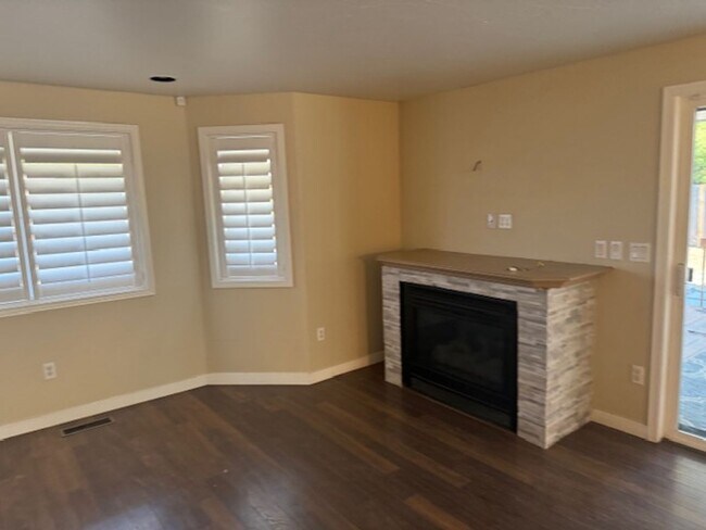 Building Photo - HUGE FENCED IN YARD W/ A 3 CAR GARAGE ON C...