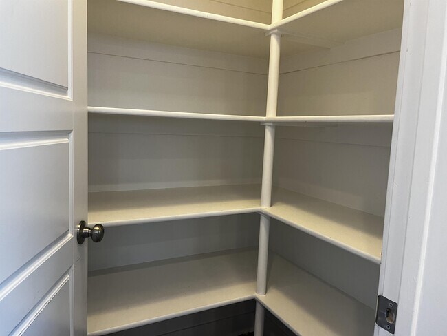 Foto del edificio - 2353 Alaska Ave