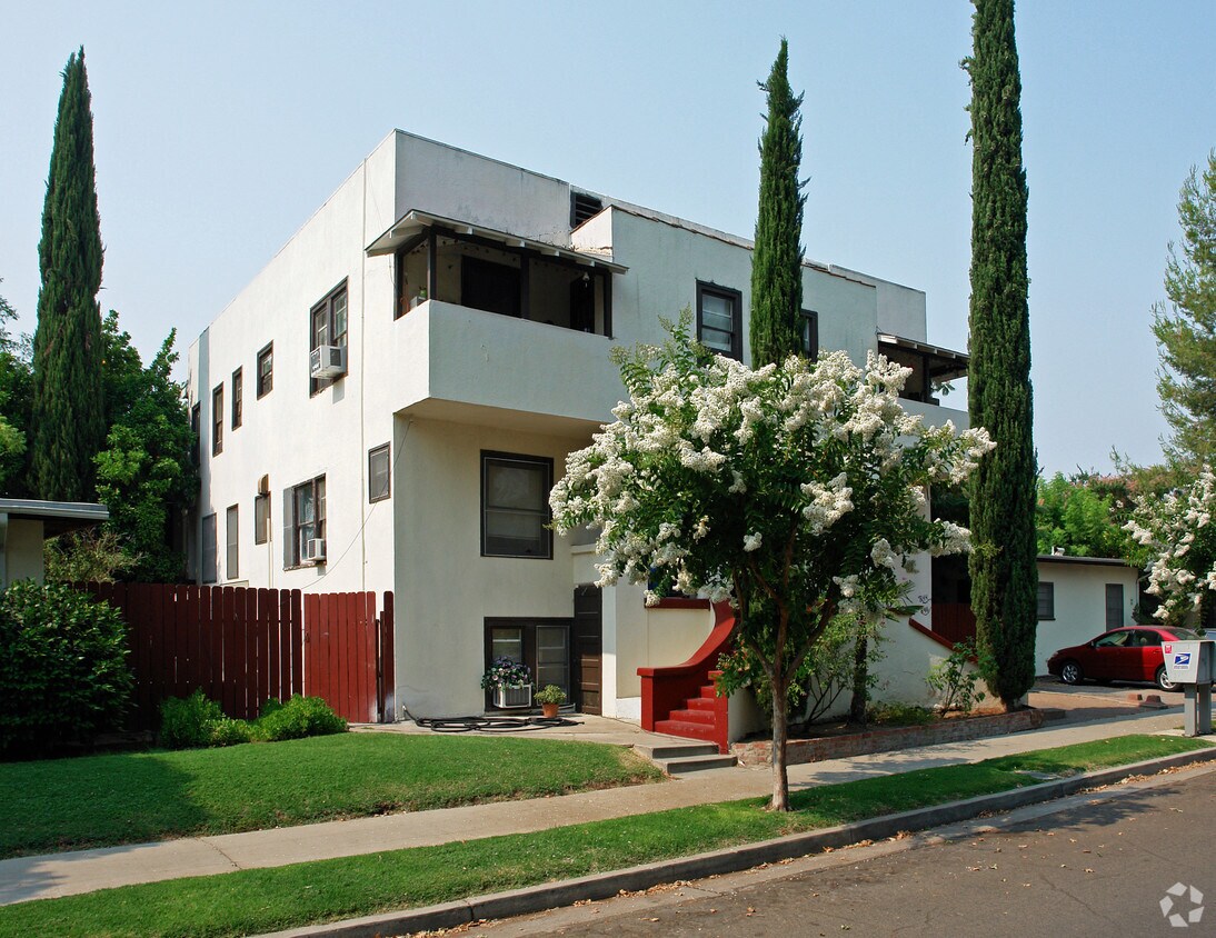 Primary Photo - 2537 N Maroa Ave