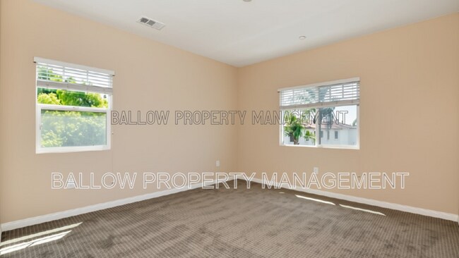 Foto del edificio - 1327 Holly Ave